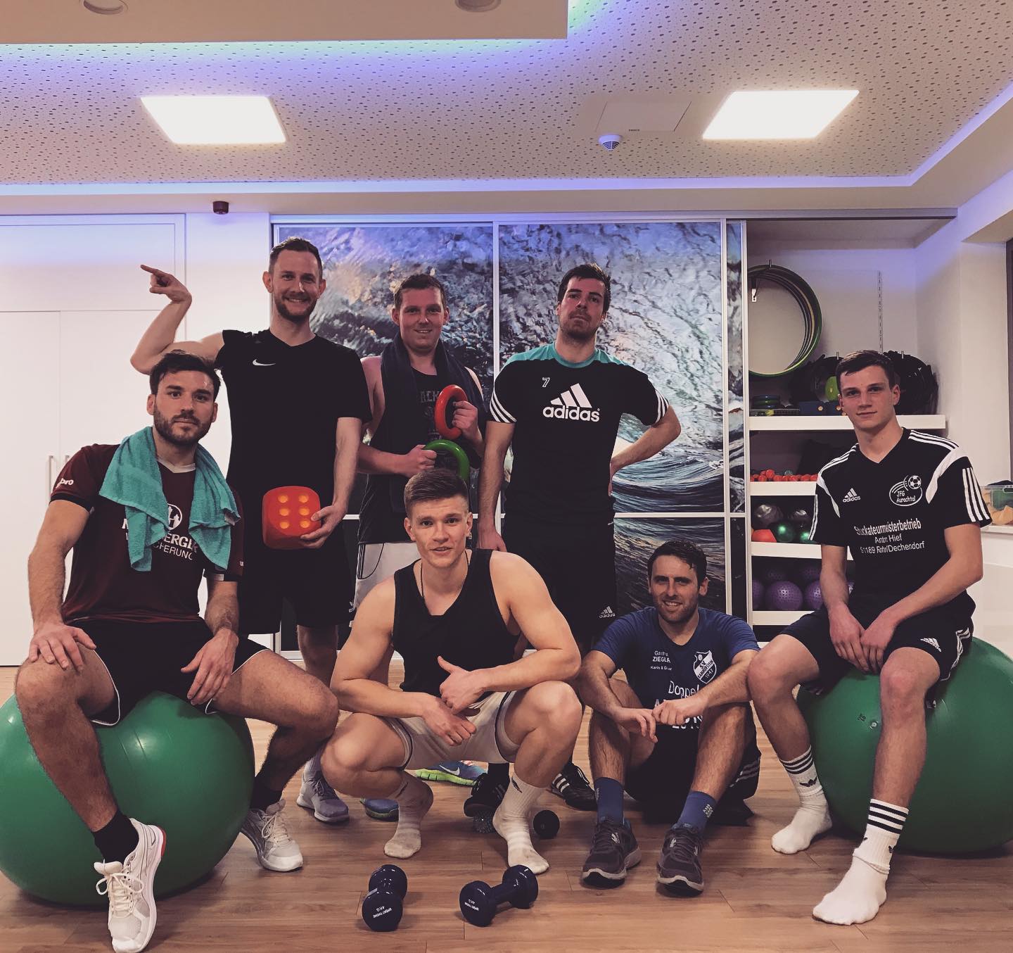 +++ BRING SALLY UP +++ .
Großes Dankeschön an die Therapie Company Schwabach und Trainer Julian Wiebe für einen schweißtreibenden Vorbereitungskurs auf die Rückrunde 19/20!
Zur Info: der Kurs hat in 2 Gruppen montags und mittwochs stattgefunden.
—— #preseason #nomercy #svk #svkammerstein #team